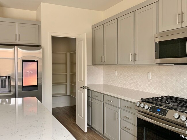 Building Photo - 4 Bedroom Home in Hollister