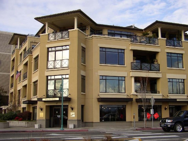 Building Photo - Tiara de Lago