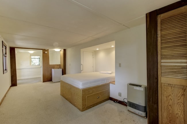 1722 Basement Bedroom - 1722-1724 La Vereda Rd