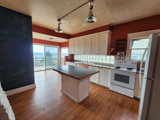 Building Photo - Spacious Units Across from WWU