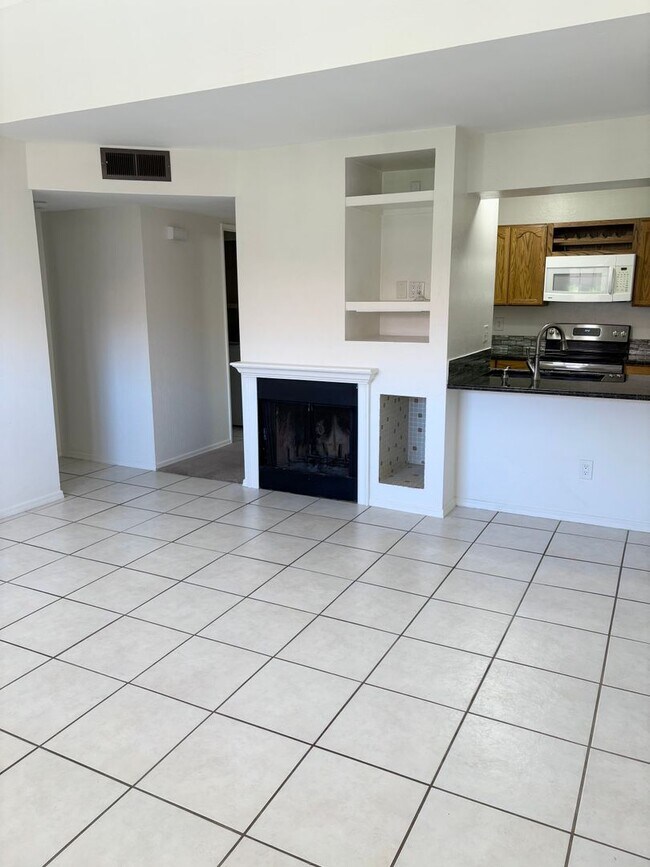 Foto del edificio - **COZY 2 BEDROOM/1 BATHROOM/GARAGE CONDO I...