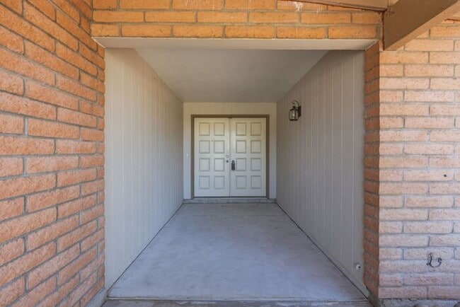 Building Photo - 2920 N La Chiquita Ave