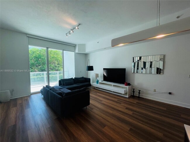 Foto del edificio - 15051 Royal Oaks Ln