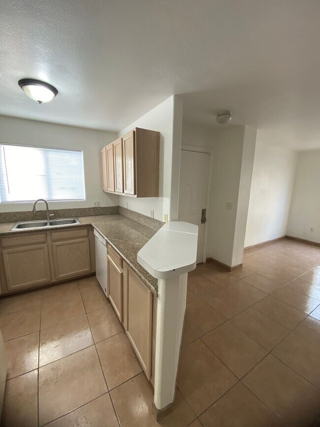 Foto del edificio - AMERICANA Property Mgmt - Downstairs 2 beds Condo near NLV airport