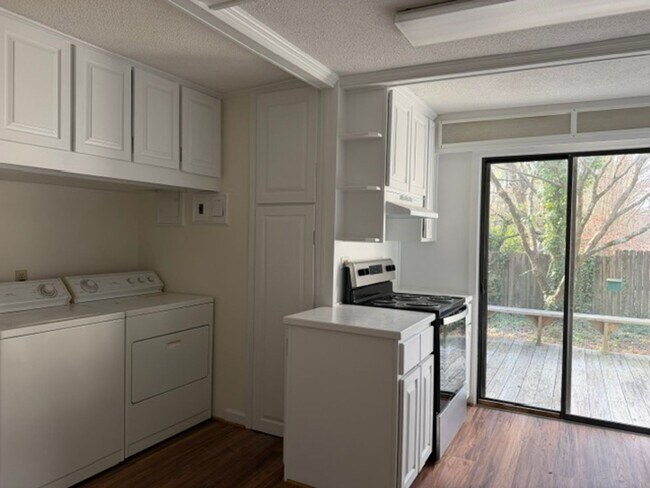 Foto del edificio - Great Experiences Are Just Around The Corner at Keener!