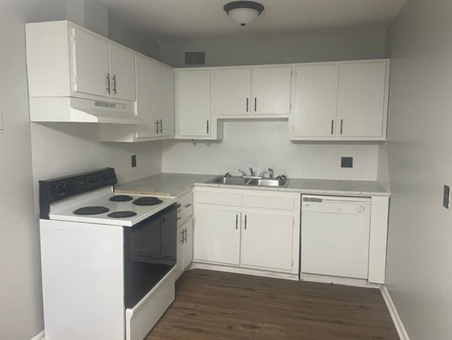 Building Photo - Updated Condo Off Country Club Road
