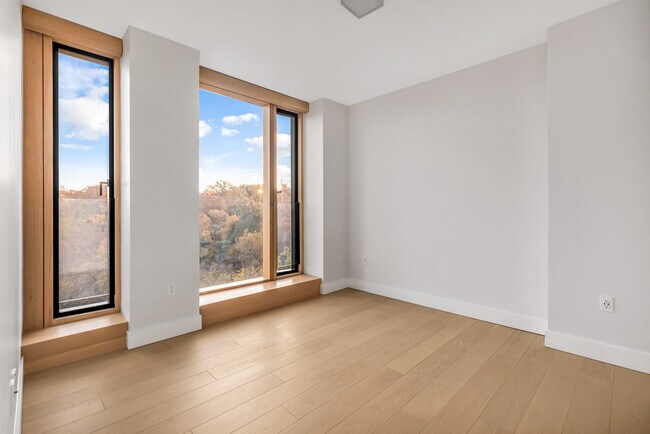 Building Photo - 145 Central Park N