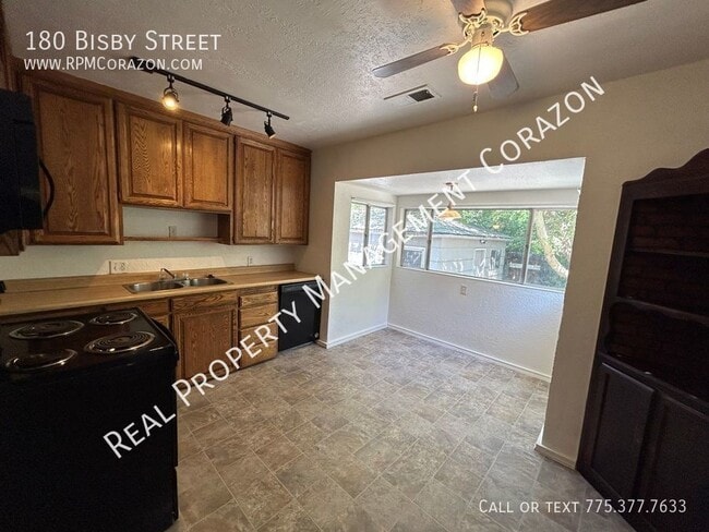 Foto del edificio - Rare 6 bedroom college house w/ great yard...