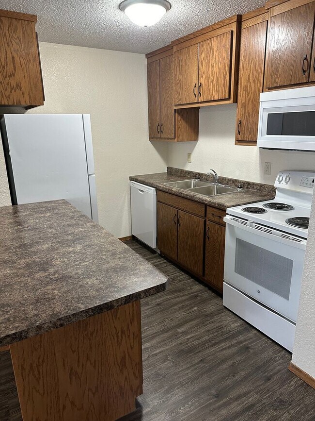 Building Photo - Four Bedroom Apartment