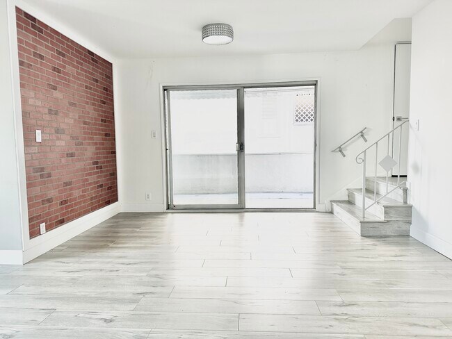 Foto del edificio - 332 S Elm Dr