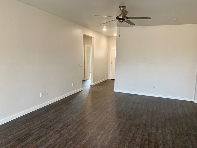 Building Photo - 3 Bedroom 2 Bath Home With Flex Space in E...