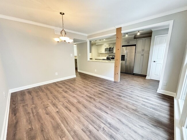 Building Photo - 5030 Meadow Ln
