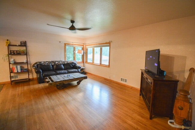 Building Photo - Fantastic 3 bed 2.5 bath Home In Cul-De-Sa...