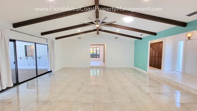 Foto del edificio - OUTSTANDING 4 BEDROOM/3 BATH SARASOTA POOL...