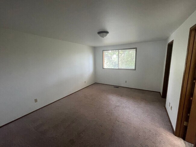 Building Photo - Kim (1025 SW Kaleeton Loop)