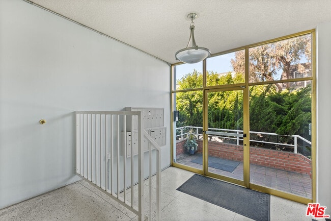 Foto del edificio - 8148 Redlands St