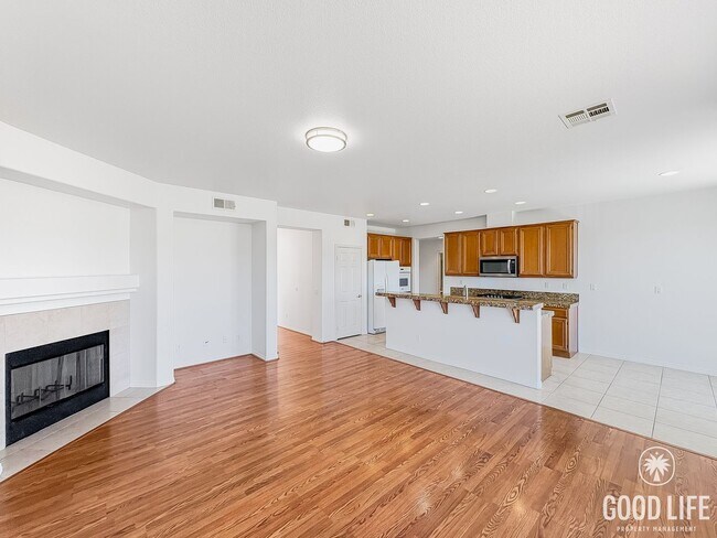 Building Photo - Stylish 4B/3BA Home with Upgraded Kitchen ...