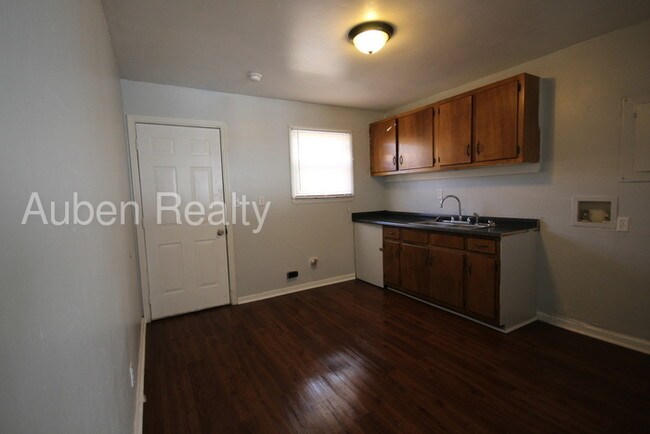 Building Photo - Renovated and Move In Ready