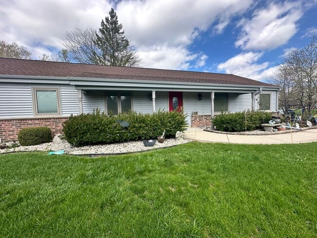 Building Photo - Picturesque Mequon Ranch Rental