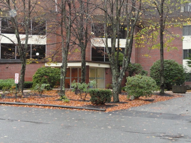 Building Photo - 757 Main St