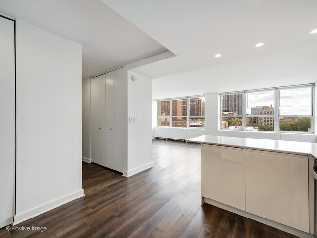 Foto del edificio - 655 W Irving Park Rd