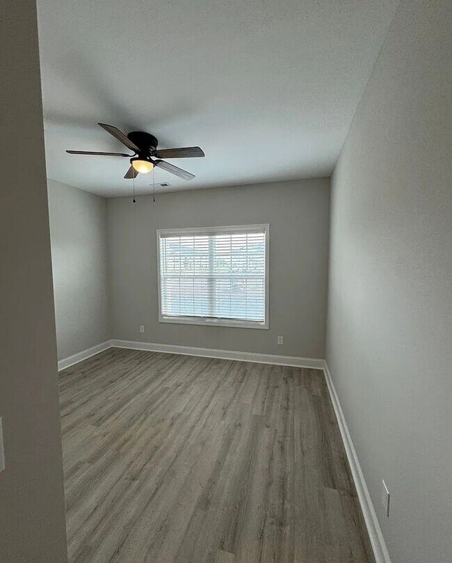 Foto del edificio - 308 Hillview Mls Blvd