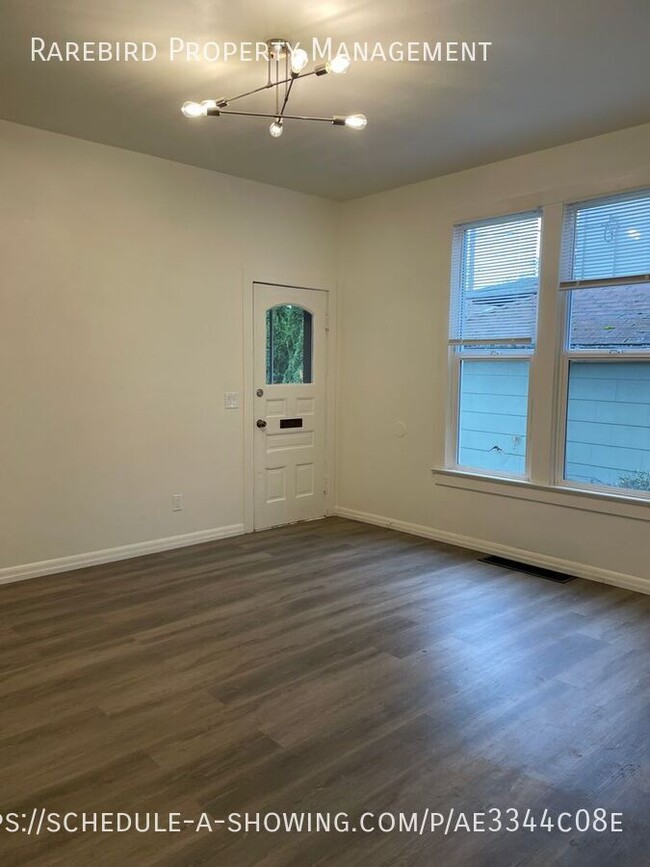 Building Photo - 1 Bed, 1 Bath unit in the McLoughlin Conse...