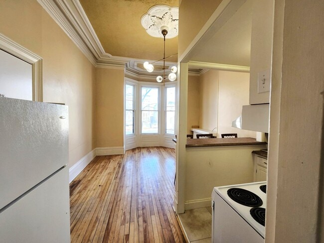 Building Photo - 196 King St E