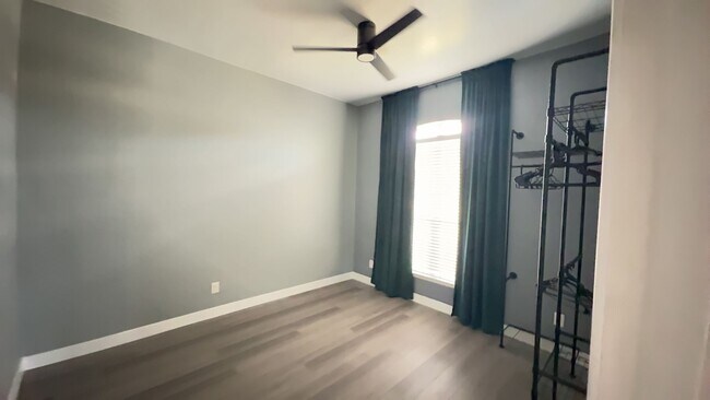 Foto del edificio - 3-bedroom 2-bathroom house!  HOUSING ACCEPTED! MANY ITEMS INCLUDED!