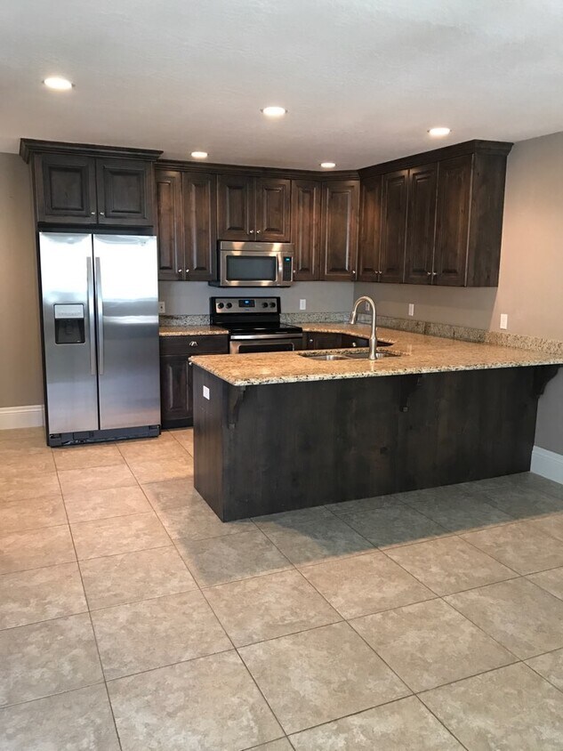 Primary Photo - 300 Fox Hills Dr