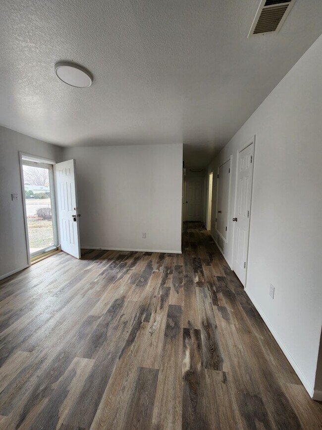 Foto del edificio - Beautifully Done Home Waiting For You...