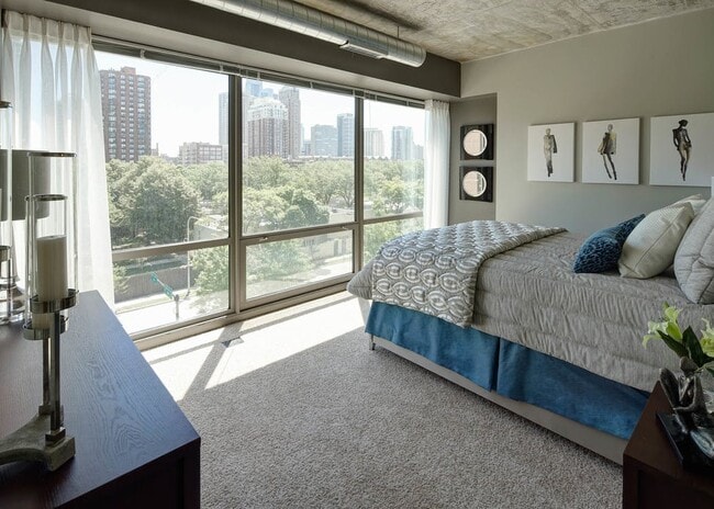 Building Photo - 800 S Clark St