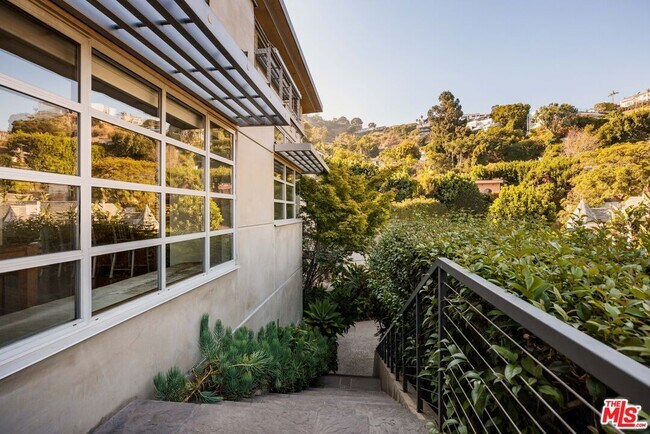 Foto del edificio - 1625 N Crescent Heights Blvd