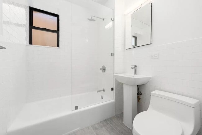 Foto del edificio - 211 E 3rd St