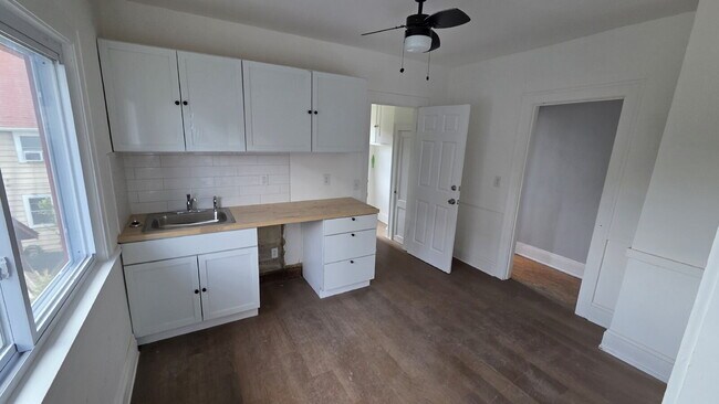 Foto del edificio - Bright & Airy 2-Bedroom Upper Unit