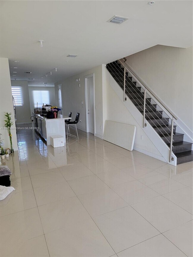 Foto del edificio - 6310 NW 103rd Pl