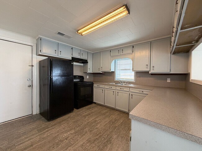 Foto del edificio - Spacious yard-3/2 available now!