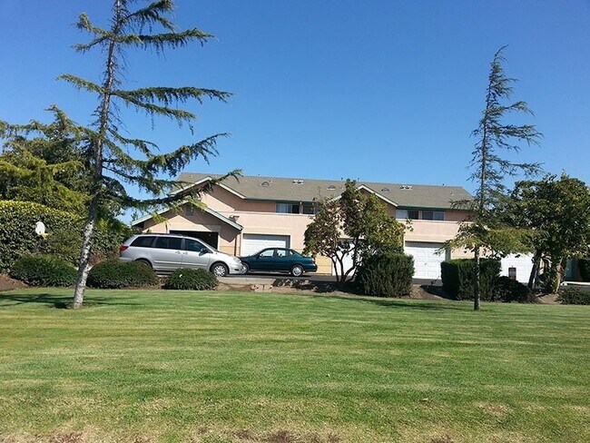 Building Photo - 605 E Newlove Dr
