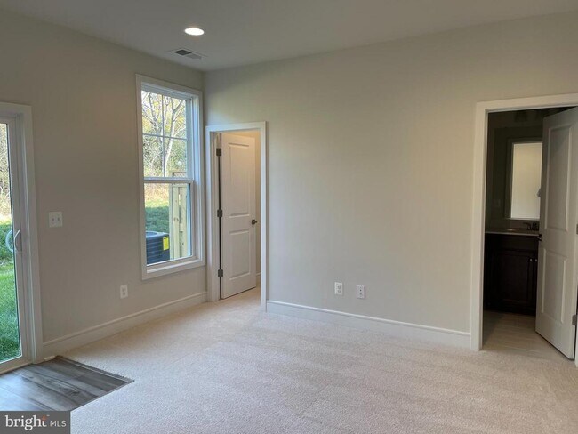 Building Photo - 127 Wake Robin Ct