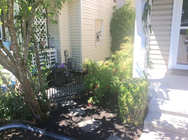 Building Photo - Charming 3 Bedroom Home - Available Now! Seatac area