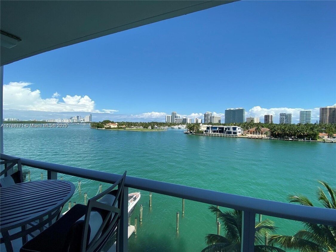 Foto principal - 10201 E Bay Harbor Dr