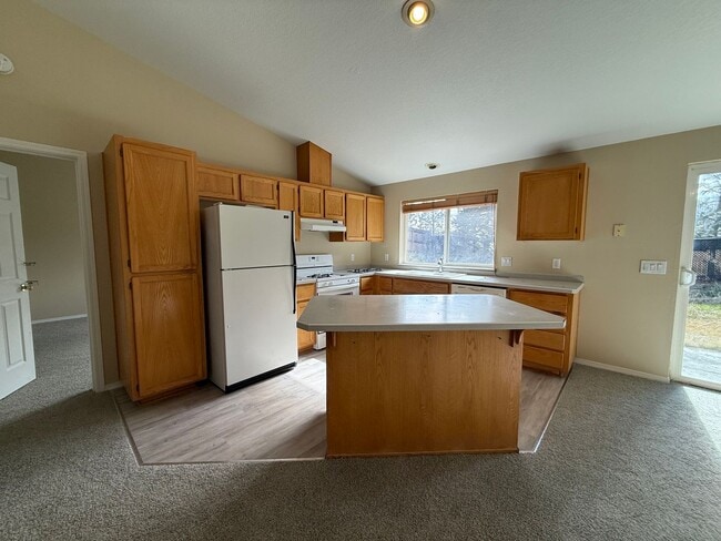 Building Photo - 3 Bed/2 Bath Single Level Home with Fenced Backyard