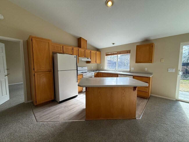 Foto del edificio - 3 Bed/2 Bath Single Level Home with Fenced Backyard