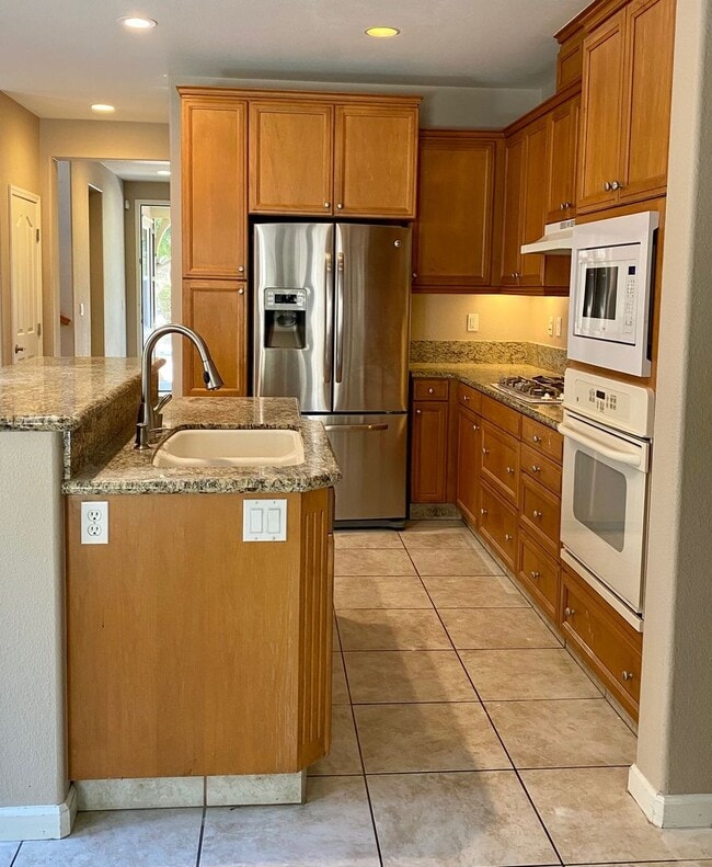 Building Photo - 4 bedroom home in Bethany village