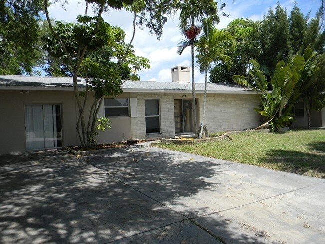 Building Photo - Poinsettia Lodge