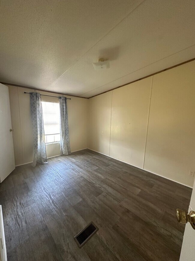 Foto del edificio - 4 Bed/2 Bath Mobile Home-UNDER RENOVATIONS