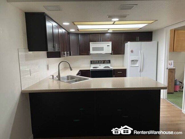 Foto del edificio - Ideal 2 Br 2 Ba 2 Cg Townhome with Community Pool Near Union Hills and the 51