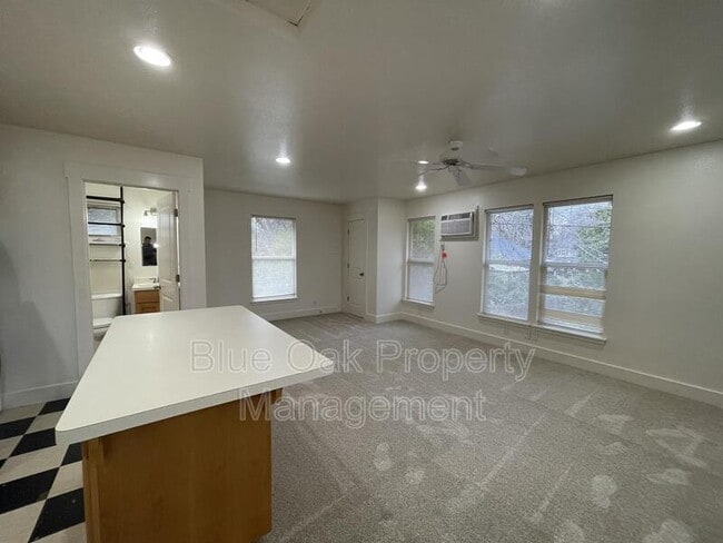 Building Photo - 568 E 4th St