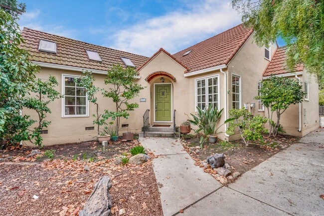 Building Photo - Classic Mountain View Retreat with Detached Garage