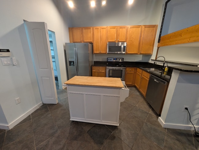 Building Photo - 174 Chester Ave SE